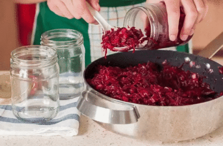 Нереально вкусный рецептик заготовки свеклы на зиму 
Это довольно старый рецепт. Таким способом ещё заготавливала свеклу моя бабушка. А после неё уже этим в нашей семье занимаюсь я. Перейдём к самому рецепту. Итак:
Необходимые продукты: 
2 кг. свеклы (очистить, натереть на терке) 
1 кг. моркови (очистить, натереть на терке) 
1 кг. лука (очистить и мелко нарезать) 
0,8 кг. помидоров (прокрученных на мясорубке) 
1 стручок горького перца (прокрутить вместе с помидорами) 
80 м...