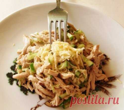 Простой салат с курицей и огурцами