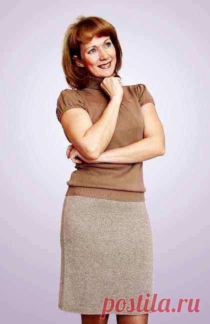 Для тех, кто не хочет заморачиваться с различными дизайнами, но хочет быть модным при минимальных затратах денег и времени, идеально подойдет простой вариант вязания, который очень легко вяжется, но при этом не менее эффектен. Юбки, вязаные спицами — отличный вариант для офисной одежды, который легко выполнить с помощью узоров и инструкций даже начинающим рукодельницам.