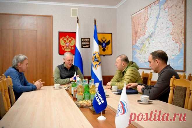 Восстановление мирной жизни. Глава Адыгеи посетил школы Геническа. В Геническе состоялась встреча главы Адыгеи с губернатором Херсонской области. Также Кумпилов посетил школы № 1 и № 2 города, в обеих СОШ построены открытые спортплощадки и физкультурно-оздоровительные комплексы.