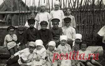 Водь: самый белокурый народ на свете Водь — это древний народ, живущий в Ленинградской области. Водь относится к финно-угорской языковой семье, этнически они очень близки эстонцам и финнам. Водский язык похож на севро-восточные диалекты …