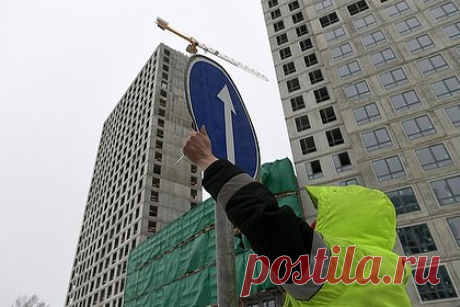 В Госдуме объяснили рост цен на жилье в России. Рост цен на недвижимость в России связан с значительно подорожавшим долларом, из-за чего компании стали платить намного больше за строительные материалы: цемент, кирпич, сталь и прочее. Об этом в разговоре с «Лентой.ру» заявил депутат Госдумы, первые заместитель председателя комитета по экономике Николай Арефьев.
