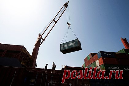 Мировой торговле предрекли сбои из-за кризиса в Красном море. Риски серьезных сбоев в глобальной сети перевозок сохранятся в обозримом будущем из-за участившихся случаев ракетных обстрелов торговых судов в Красном море со стороны йеменских повстанцев-хуситов из военизированной группировки «Ансар Алла». Об этом сообщает ТАСС со ссылкой на заявление датской компании Maersk.