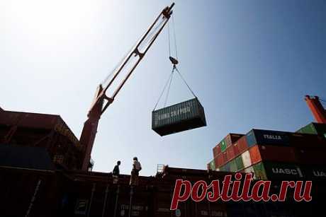 Мировой торговле предрекли сбои из-за кризиса в Красном море. Риски серьезных сбоев в глобальной сети перевозок сохранятся в обозримом будущем из-за участившихся случаев ракетных обстрелов торговых судов в Красном море со стороны йеменских повстанцев-хуситов из военизированной группировки «Ансар Алла». Об этом сообщает ТАСС со ссылкой на заявление датской компании Maersk.