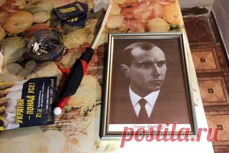 В Киеве установили памятный крест Бандере. Украинские националисты установили в Киеве памятный крест коллаборационисту Степану Бандере, причастному к истреблению еврейского населения в годы немецкой оккупации. Открытие памятника состоялось в Куреневском парке, ранее носившем имя советского военачальника Михаила Фрунзе.