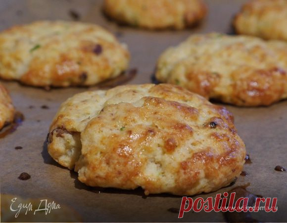 Рецепт картофельного печенья с сыром и грудинкой Рецепт картофельного печенья с сыром и грудинкой от Юлии Высоцкой с фото и видео. Какой бекон и сыр использовать, как долго печенье хранится.