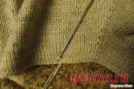 Когда нужно обработать край лицевой глади 

Пояснения от автора: сначала крючком прокладывается тамбурный шов ( косичка) отступив от края мм 3-4, затем, довязав до конца( обтачку же мы вяжем по кругу), вводим крючок в первую петлю косички насквозь и вяжем ст. б/ накида. Просто одна сторона этой косички становится видимым ровным краем всей обвязки в итоге.