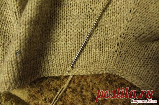 Когда нужно обработать край лицевой глади 

Пояснения от автора: сначала крючком прокладывается тамбурный шов ( косичка) отступив от края мм 3-4, затем, довязав до конца( обтачку же мы вяжем по кругу), вводим крючок в первую петлю косички насквозь и вяжем ст. б/ накида. Просто одна сторона этой косички становится видимым ровным краем всей обвязки в итоге.