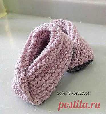 Пинетки платочной вязкой РАЗМЕР 0-3 месяцев- Набрать 38 петель- Вяжем 5см ( + - 18 рядов) любой вязкой, здесь - платочная- Закрывается по 14 петель с каждой стороны.- оставшиеся 10 петель, центральные, продолжать вязать, общая высота 12,5 см- Затем закрытие петель ( у вас 10)Сшиваем сначала черные буквы, от B до...