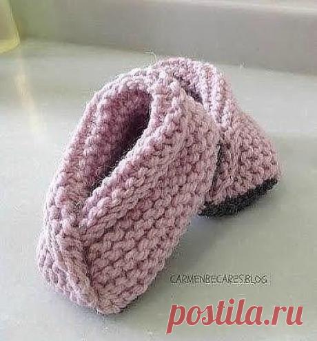 Пинетки платочной вязкой РАЗМЕР 0-3 месяцев- Набрать 38 петель- Вяжем 5см ( + - 18 рядов) любой вязкой, здесь - платочная- Закрывается по 14 петель с каждой стороны.- оставшиеся 10 петель, центральные, продолжать вязать, общая высота 12,5 см- Затем закрытие петель ( у вас 10)Сшиваем сначала черные буквы, от B до...