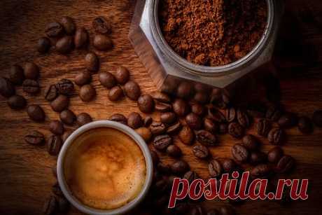 Российские кофейни снизят требования к кофейным зернам. Кофейни в России снизят требования к кофейным зернам. Об этом рассказал менеджер по продажам компании-импортера RTC-Trading Сергей Рыбенко. Уточняется, что импортеры кофе по-прежнему покупают товар у иностранных поставщиков за доллары, поэтому растущий курс валюты по отношению к рублю регулирует цены на кофейное зерно.