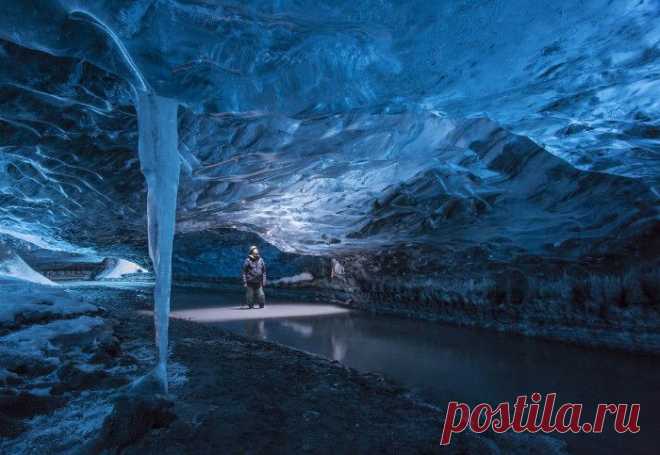 Луч солнца в темном царстве: удивительная ледяная пещера на Камчатке