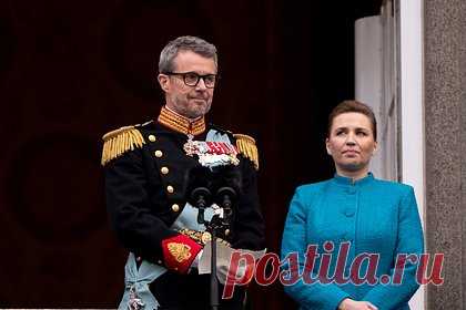 Премьер Дании перепутала свою страну с Норвегией. Премьер-министр Дании Метте Фредериксен перепутала свою страну с Норвегией. Она отметила неправильный королевский дом на фото нового короля страны в своем аккаунте в социальной сети. В публикации уточняется, что Фредериксен стремилась выразить свое почтение новому королю Фредерику X и датскому королевскому дому.