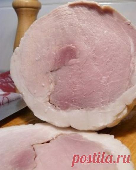 Ветчина домашняя
Ветчину и готовое мясо в магазинах я уже давно не беру. Особенно после того, как один раз попытался поджарить кусочек варено-копченого окорока одного из местных производителей. В результате, на сковороде у меня оказался сморщенный, серый кусочек непонятно чего в противно пахнущей, пузыристой жидкости. Сковороду-то я конечно отмыл, но "осадочек" остался. И вот с тех пор ветчину мы дома едим только ту, которую делаем сами. Тем более, что ничего сложного в ее приготовлении нет. Си