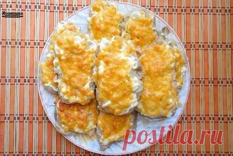 Прелестное блюдо: не жирное, при этом сочное, ароматное и с пикантной сырной корочкой! Пробуем!

ДИЕТИЧЕСКОЕ МЯСО ПО-ФРАНЦУЗСКИ ИЗ КУРИНОГО ФИЛЕ

Ингредиенты:

- куриное филе 2 шт.
- помидор 2 шт.
- репчатый лук 2 шт.
- яйцо куриное 1 шт.
- сыр любой нежирный и твердый 100 г
- натуральный йогурт 1 ст. л.
- перец черный молотый, соль

Приготовление:

1. Для приготовления мяса по-французски из курицы филе порезать на тоненькие кусочки. Отбить.
Кусочки курицы сложить в миску ...