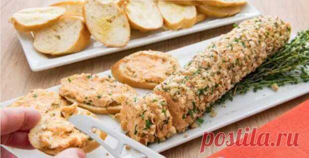 Праздничное сырное полено: вкуснейшая намазка в изысканной подаче - Odnaminyta - медиаплатформа МирТесен Такую намазку надо подавать в виде цельного полена, а нему разные основы: багет, гренки, крекеры или даже крупные чипсы. Каждый сам себе отрезает ломтик сырной смеси. Что понадобится 150 г мягкого сливочного сыра; 100 г твердого сыра, натертого на крупной терке; 1 стебель зеленого лука; половина