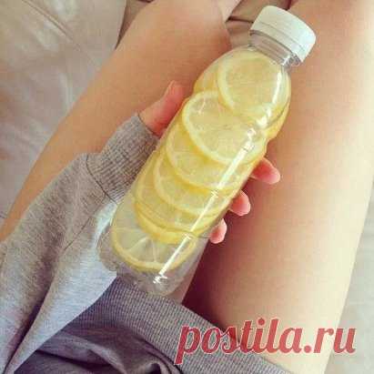 6 лучших напитков для здорового организма 
🔹 С яблоком и корицей.
Очень мелко нарежьте одно яблоко и залейте 500 мл горячей воды, добавьте 1 ч. ложку молотой корицы, охладите и выпейте в течение дня.
Сочетание яблок и молотой корицы поможет нормализовать обмен веществ и очистить пищеварительный тракт.
🔹 На основе лимонного сока, имбиря и меда.
2 ст. ложки свежевыжатого лимонного сока смешайте с 200 мл теплой воды, добавьте 1 ч. ложку натурального меда, щепотку молотого имбиря.
Принимать на