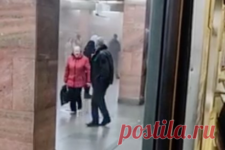 Появились новые кадры с места столкновения поездов в метро Москвы. Покидающих поезд после столкновения с другим составом в метро Москвы пассажиров показали на видео. Инцидент произошел на станции метро «Печатники» Люблинско-Дмитровской линии утром 11 октября. Движение поездов между станциями метро «Люблино» и «Дубровкой» остановлено. «Кожуховская», «Печатники» и «Волжская» закрыты.