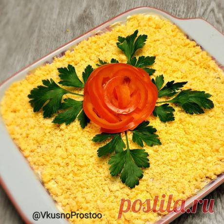 И кто не любит такой замечательный, вкусный и нежный салат под названием «Мимоза»? Рецепт этого рыбного салата знает каждая хозяйка, и у каждой есть свой, проверенный годами рецепт.
Предлагаю сегодня сделать любимую Мимозу с сыром.
Такая Мимоза имеет более насыщенный вкус с легким сырным послевкусием. Он более пикантный и сытный.