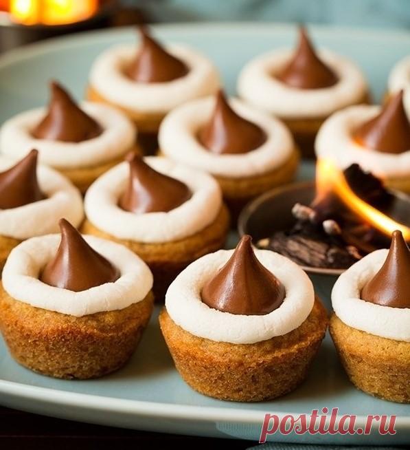 *ШМОРЫ* - СЛАДОСТИ С ЗЕФИРОМ И ШОКОЛАДОМ Американские скауты создали когда-то лакомство, которое получило название «шморы». Они поджаривали на костре зефир, помещали его между двумя крекерами и добавляли кусочек шоколада. Это походное лакомство получило такое распространение, что стало любимым у людей всех возрастов...