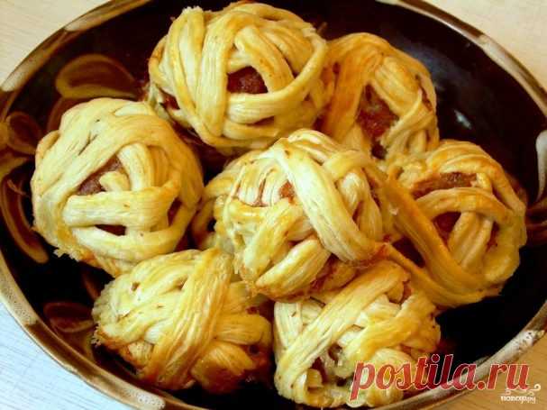 Клубочки с фаршем - Простые рецепты Овкусе.ру

Ингредиенты:
Куриный фарш — 300 Грамм
Слоеное тесто — 125 Грамм (бездрожжевое)
Желток — 1 Штук
Репчатый лук — 1 Штук
Соль, перец, приправы —  По вкусу
Способ приготовления:
Замешиваем начинку! Добавляем фарш, мелко нарезанный лук, солим, перчим и хорошенько перемешиваем.