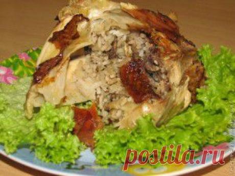 Курица, фаршированная рисом и грибами, в сотейнике