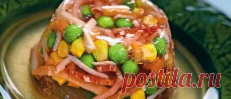 Заливное на Новый год 2019: рецепты с фото простые и вкусные Заливное на Новый год 2019: рецепты с фото простые и вкусные. Пошаговые рецепты холодца из рыбы, курицы, говяжьего языка, свиных ножек и рульки.