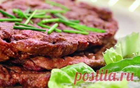 Говядина в горчичном маринаде с банановым соусом.