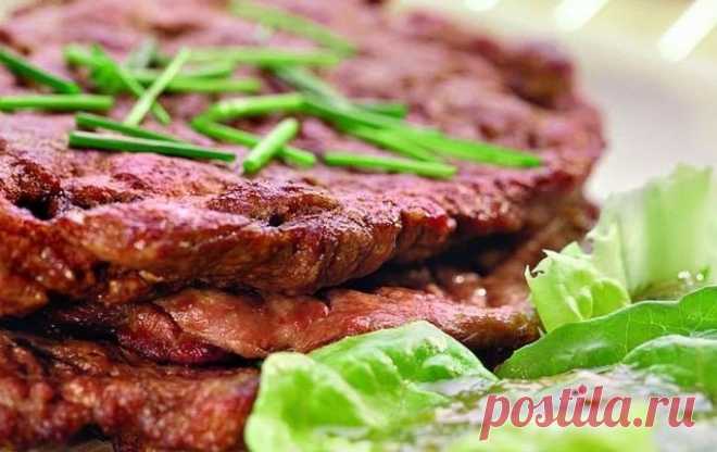 Говядина в горчичном маринаде с банановым соусом.