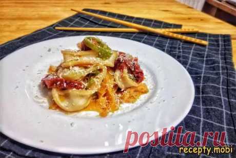 Острая домашняя паста с кальмаром и вялеными томатами