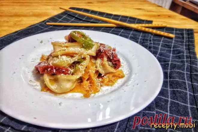 Острая домашняя паста с кальмаром и вялеными томатами