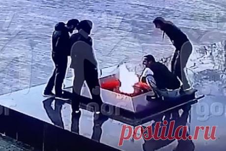 Гревшие ноги у Вечного огня дагестанцы извинились со словами «залезли на высшую память»