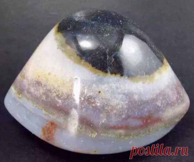 Камень Агат: свойства, фото и кому подходит по знаку Зодиака Агат обладает особыми магическими и целебными свойствами. Камень используется в качестве талисмана, оберега для рожденных под знаком зодиака