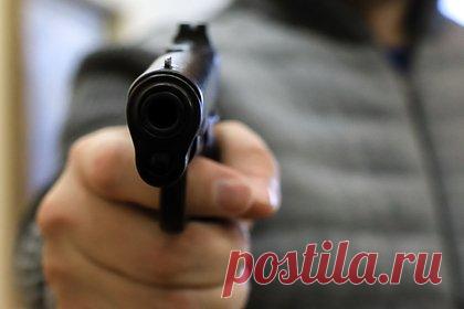 Киллер по ошибке расстрелял молодого мужчину возле дома на севере Москвы. Киллер по ошибке расстрелял молодого мужчину возле подъезда многоэтажки на севере Москвы. По данным MK.RU, преступление было совершено примерно в 18:30 24 ноября на Солнечногорской улице. Когда к подъезду подошел жилец дома, гражданин Армении, на него набросился неизвестный в капюшоне и начал избивать.