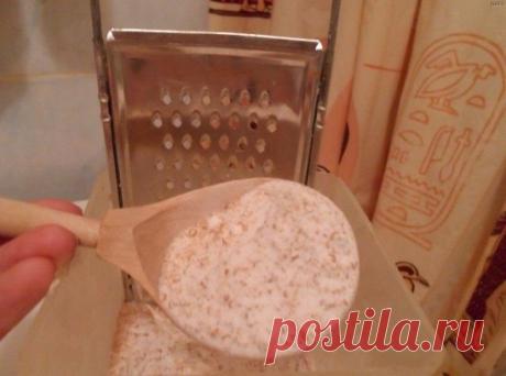 Стиральный порошок из хозяйственного мыла! 
Порошок больше не покупаем, мыло отстирывает в 1000 раз лучше! 
* 5 кусков хозяйственного мыла натираем на терке: 
* добавляем к мыльной стружке равное количество соды пищевой или соды кальцинированной 
* и по желанию несколько капель ароматизатора в виде эфирного масла, мы добавляем 15 капель масло апельсина, также можно масло мяты или например масло лаванды! 
Перемешиваем все и складываем в большую банку! 
Вот и готов идеальный эко - порошок без