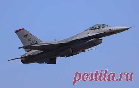 В США группа летчиков ВСУ завершила обучение пилотированию F-16. Украинские военнослужащие перешли к следующей стадии подготовки за пределами Соединенных Штатов, сообщили в американской Нацгвардии