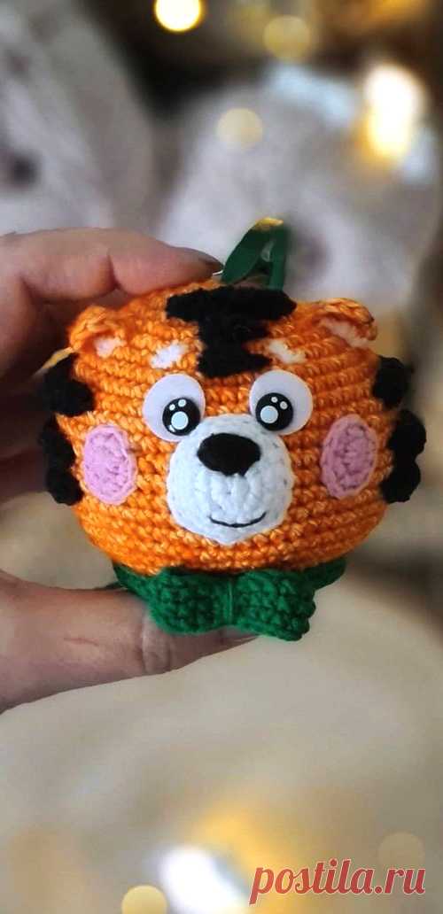 PDF Тигрошарик крючком. FREE crochet pattern; Аmigurumi animal patterns. Амигуруми схемы и описания на русском. Вязаные игрушки и поделки своими руками #amimore - тигр, тигренок, котик, кот, кошечка, кошка, котенок, ёлочная игрушка к Новому году, новогоднее украшение.