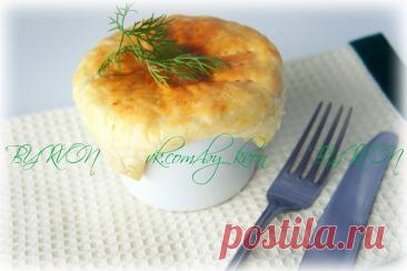 Жульен с шампиньонами и сыром Жульен с шампиньонами и сыром - это классическое блюдо, которое можно приготовить дома. Оно сочетает в себе нежные грибы, сливочную сметану и расплавленный сыр под хрустящей корочкой теста. Подаётся в горячем виде, идеально подходит для уютного ужина.