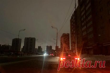 В просидевший несколько часов без света российский город вернули электричество. В заречной части Тюмени, жители которой просидели несколько часов без света, вернули электроснабжение. Об этом сообщает пресс-служба компании «Россети-Тюмень». Ранее в городе произошло аварийное отключение трех подстанций, обеспечивающих электричеством заречную часть города.