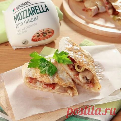 Пирожки с грибами, беконом и моцареллой