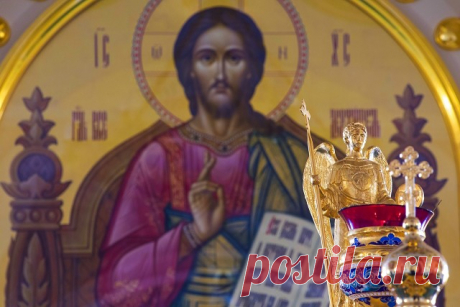 Если бесы забеспокоились - это хороший признак. 
"Сонливость, ненасытность, раздражительность, блудные помыслы и ощущения - все это стрелы врага, которые нужно отражать, a не бояться; бороться, а не унывать. Даже обычным, терпением, соединенным со смиренным сознанием своей немощи, можно угасить эти "разженные стрелы лукавого" врага.Успокойся, наберись терпения и ныряй на дно, т.е. просто пережидай, когда враг устанет палить из орудий. Здесь для победы не нужно ничего особе...