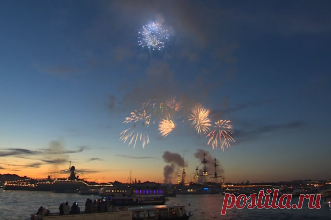 В Санкт-Петербурге завершили празднование Дня ВМФ салютом. От Петропавловской стены было произведено 30 залпов из 12 орудий Д-44.