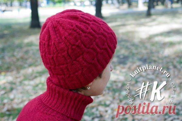 Женская шапка спицами на осень.   #вязание #вязание спицами #шапкаспицами  #схемашапки #женскиевязаныешапки #планетавязани… | Вязание, Вязаные шапочки, Клубок пряжи 04.10.2018 - Шапочка связана из чистой шерсти спицами узором жгут. Получилась легкой, теплой и удобной. Предлагаю вашему вниманию мастер-класс по вязанию. Размер 55 - 58. Глубина 21 см.