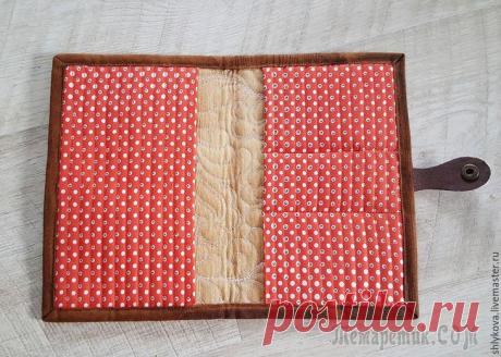 Шьем стеганый холдер для документов Для мастер-класса понадобятся материалы:- ткани для пэчворка;- клеевая паутинка;- наполнитель 150ка;- наполнитель 100ка;- застежка с кнопкой из кожи;- нитки;- роликовый нож;- мат.1. Вырезаем 2 кусочка...