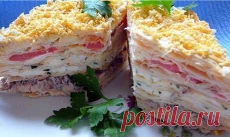 Закуска Наполеон 

Ингредиенты: 
-коржи для торта - 6 шт, 
-грибы - 0,5 кг., 
-филе куриное - 3 шт, 
-яйца - 3-4 шт, 
-майонез - 300 г 
-сыр - 100 г 
-лук - 1 шт, 
-зелень. 

Приготовление: 
сразу скажу, что коржи я покупала в магазине. Они так и называются "Коржи для Наполеона". Но, конечно, можно испечь коржи для традиционного торта "Наполеон". 

Итак, обжариваем грибы с луком до готовности, филе куриное отвариваем в подсоленной воде, яйца варим вкрутую. Режем мелко филе...