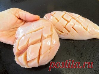 Сочная куриная грудка Домашняя120 мин.2Простой. 1371511Автор: Другая Кухня19 февраля 2020, 07:50. Ингредиенты. вода 300 мл. соль 2 ч.л. куриные грудки (филе) 300 гр. помазка: паприка 1 ч.л. мед 1 ч.л. черный перец 1/2 ч.л. чеснок 2 зуб. растительное масло 1,5 ст.л. Закажите продукты для этого рецепта со скидкой здесь. Пошаговый рецепт приготовления. Надрезаем, маринуем и в духовку! Для начала нам понадобится вода, соль и пара курины грудок (филе).