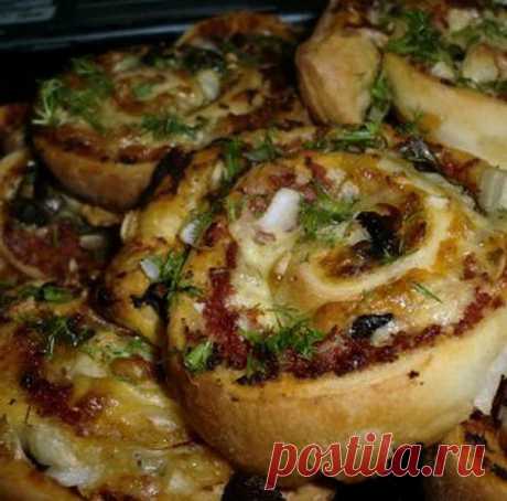 Шанежки из слоеного теста с колбасой и грибами