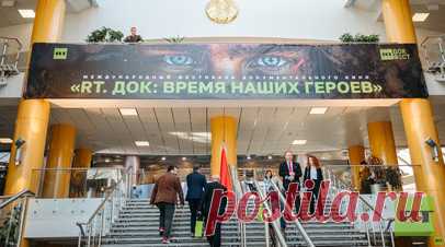 В Белоруссии впервые прошёл международный фестиваль документального кино «RT.Док: Время наших героев». В Национальной библиотеке Беларуси в Минске состоялись показы международного кинофестиваля «RT.Док: Время наших героев». Зрители увидели шесть документальных фильмов о событиях в Донбассе и героях СВО. RT также передал в архивы библиотеки коллекцию из 33 документальных лент телеканала и 1 тыс. копий поэтического сборника RT «ПоэZия русской зимы». Читать далее