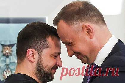 Жена президента Польши поприветствовала Зеленского на русском языке. Супруга президента Польши Анджея Дуды Агата Корнхаузер-Дуда поприветствовала президента Украины Владимира Зеленского и его жену Елену фразой на русском языке во время их первого официального визита в Варшаву. «Глава Украины сказал на мове "добрый ранок", а в ответ получил: "добрый день"», — написала журналистка.