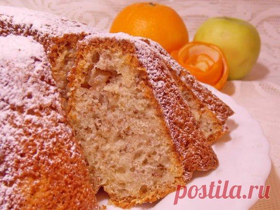 Кекс с апельсиновым соком, яблоками и орехами